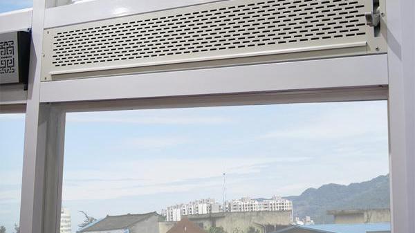 窗户上多装一个通风器，不开窗也能通风，何必再在新风上花大价钱