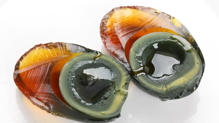 |皮蛋被美国评为最恶心的食物？含铅会中毒、致癌？少吃4种皮蛋