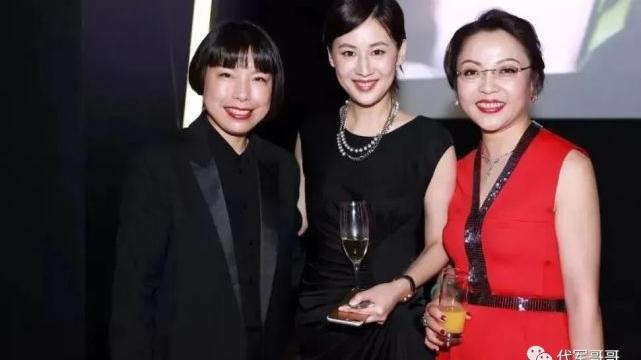 东方卫视|她是东方卫视美女主持，嫁给百亿富商生3娃，如今50岁怎样了？