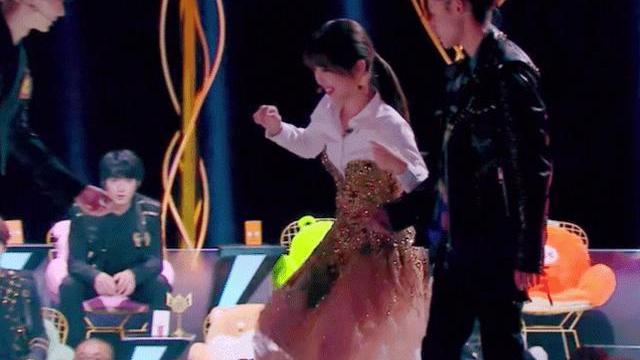 宋亚轩|难怪宋亚轩脱掉了外套！原来是给关晓彤盖腿，小小年纪太细心了～