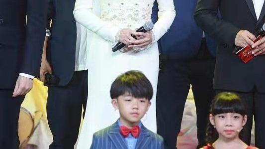 蕾丝裙 董卿剪超短发脸好小，穿蕾丝裙头身比惊艳人，站姿好乖巧