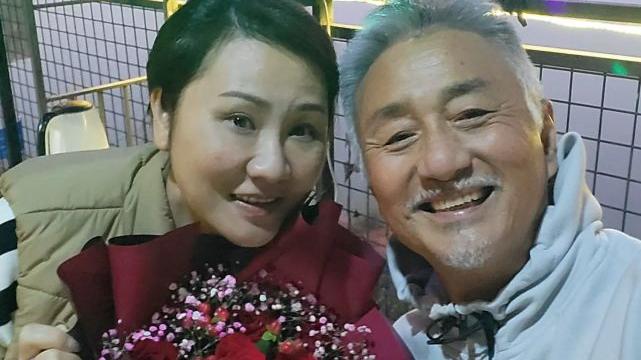 吴岱融|TVB老戏骨吴岱融送鲜花为老婆庆生 夫妻俩甜蜜搂在一起切蛋糕