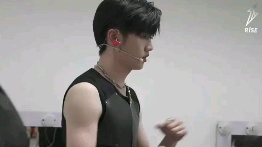 王鸥|张子枫其实早有暗示？王鸥和魏晨太有综艺感了？周迅好事将近？