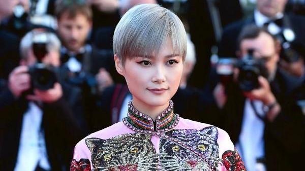 李宇春|李宇春送父亲顶级豪宅，却被怼道，如果你孝顺就让我赶紧抱外孙子