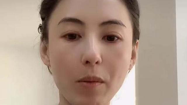 横店影视|张柏芝二儿子新照片像霆锋，柏芝童年照曝光，也有点像霆锋