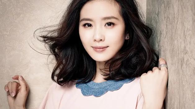 刘诗诗|35岁刘诗诗参加线下活动，生图被指撞脸“许仙”，网友：不如网红