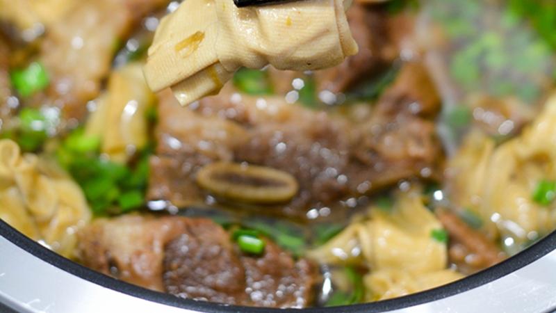 牛仔骨|牛仔骨炖豆腐结：肉质软嫩，香嫩多汁，营养健康，好吃还下饭