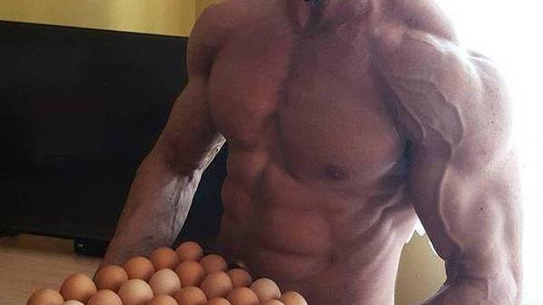 俯卧撑|瘦子每天做100俯卧撑吃3个鸡蛋 2个月后，肌肉会变成什么样？