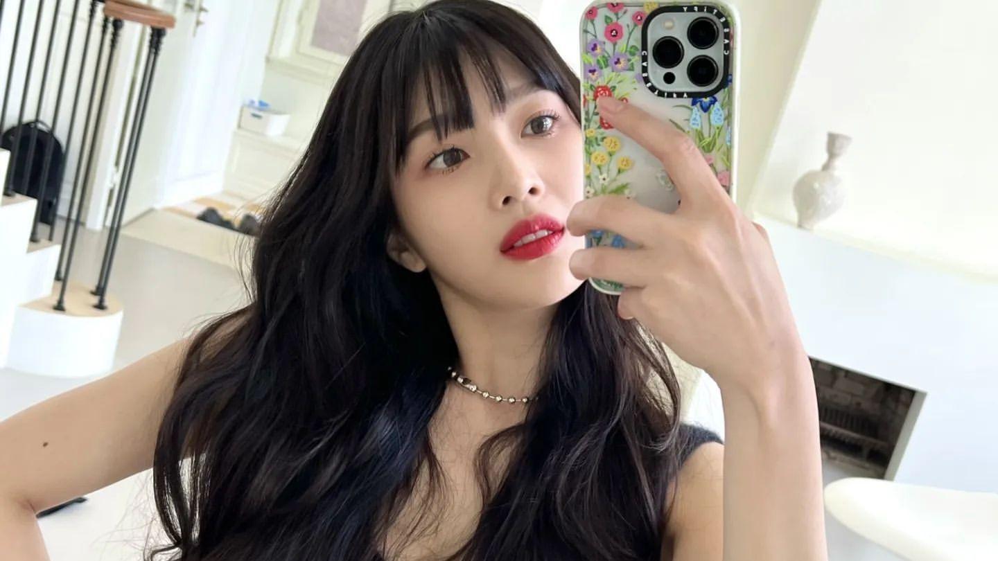 朴秀荣|“黑发红唇明艳美女”，Red Velvet朴秀荣晒近照，短款T恤秀蚂蚁腰