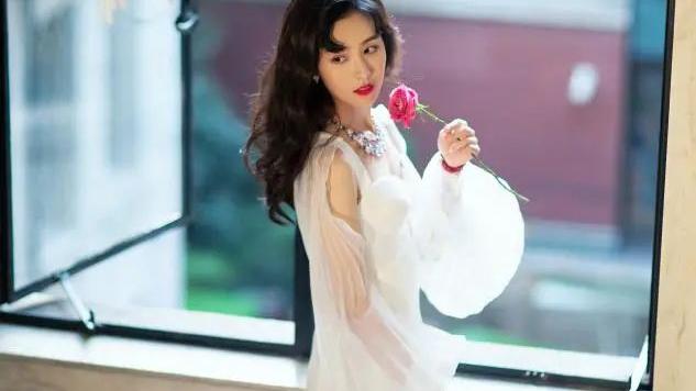 女孩|微卷新造型配粉色上衣，看上去却很显老