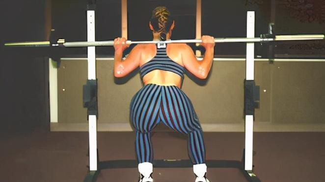 臀部|深蹲时臀部向一侧偏移是怎么回事？如何解决这个问题？