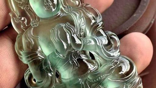 翡翠|刚入行的新手，到底怎么选购翡翠呢？又应该到什么地方来购买呢
