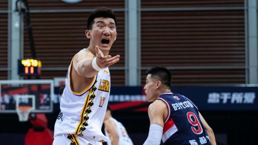 孙铭徽|格局太小！男篮国手冲突迁怒于颧骨骨折小将，球迷不满翻旧账对线