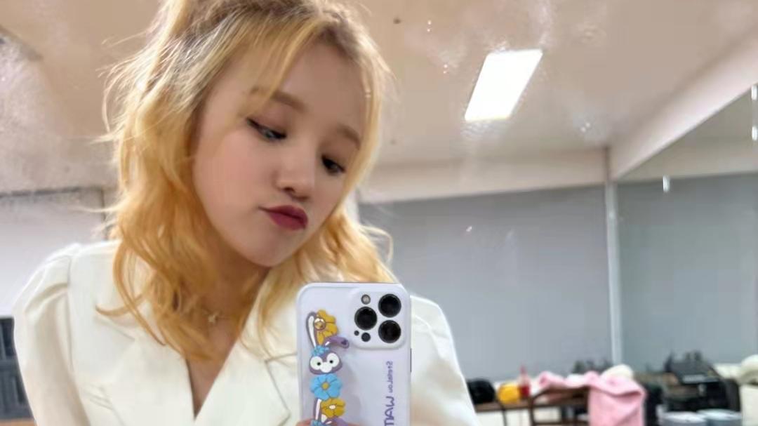 王嘉尔|王嘉尔公司发布声明，回应和两位美女过夜，称严重侵犯艺人隐私