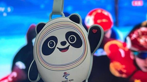 罗云熙|罗云熙晒冰墩墩上热搜，网友直呼：帅哥终于实现了冰墩墩自由