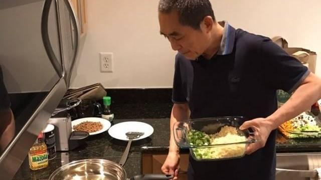 张艺谋|张艺谋居家日常，炒菜做饭陪孩子，妻子晒老公也晒大别墅！