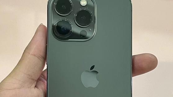 iphone13 pro|网友买的苍岭绿iPhone13Pro是翻新机，不仅扩容还换了外壳！