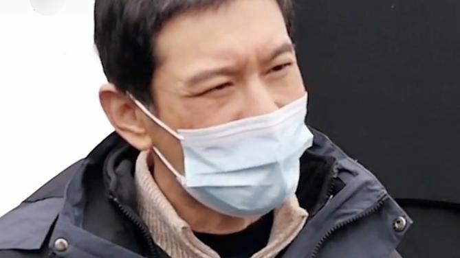 黄晓明|黄晓明被曝跟叶珂恋情后首现身，素面朝天满脸皱纹，头发白了不少