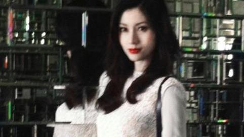 李嘉欣|港姐李嘉欣晒旧照！年轻时美貌出众真无人比，穿小黄裙封神太美艳