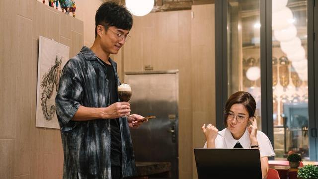 |陈山聪、李施嬅一人分饰4角，奇幻大厦下展开4段错综复杂的恋情