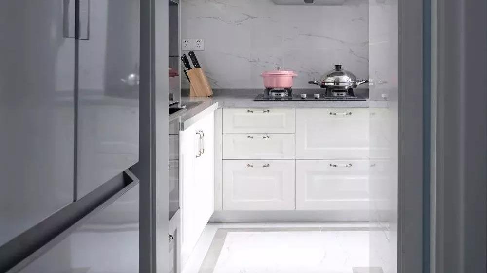 89平摒弃了传统洛的繁复、冗杂部分，更加注重轻盈、舒适、时尚