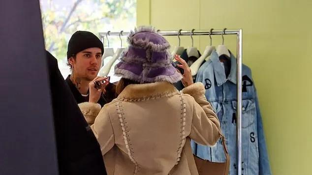 超模海莉·比伯身穿黑色短款上衣和时髦夹克外出，看起来惊艳时髦