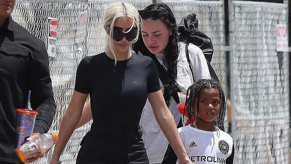 综艺节目|41岁的真人秀演员金卡戴珊，为她比赛的儿子呐喊助威，惊艳出场