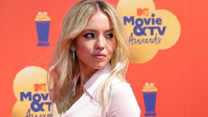 马甲线|24岁亢奋女星辣妹装，超低腰短裙秀马甲线，网友：这腹部线条爱了