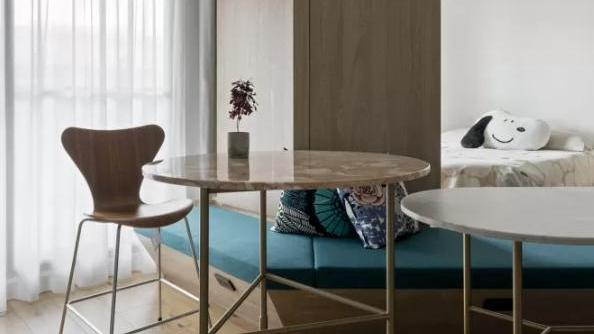 围着卧室侧边设计餐厅卡座区，占地少，真的实用，邻居看了夸不停