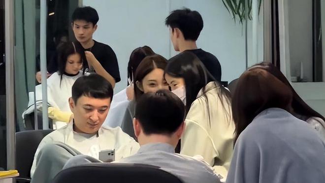 防晒 气质大打折扣！王思聪花28000元理发被吐槽，正面照像“王保长”