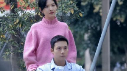 陈伟霆|陈伟霆新剧路透释出！穿病号服坐轮椅气场不输，这生图也太帅气