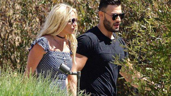 布兰妮·斯皮尔斯|布兰妮分享了失子后的快乐时刻，在海滩上摆出各种时尚比基尼姿势