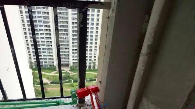 刚把阳台洗衣机装好，物业就说要移走，别人家就行凭什么我家不行