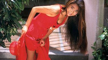 饭岛爱|为替男友还债拍AV成名，曾搭档张卫健爆红，猝死家中6天后才被发现