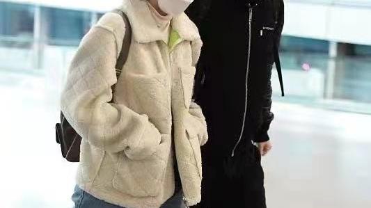 穿衣搭配|陈建斌蒋勤勤夫妇现身机场，夫妻二人像兄妹，没想到大胖橘这么帅