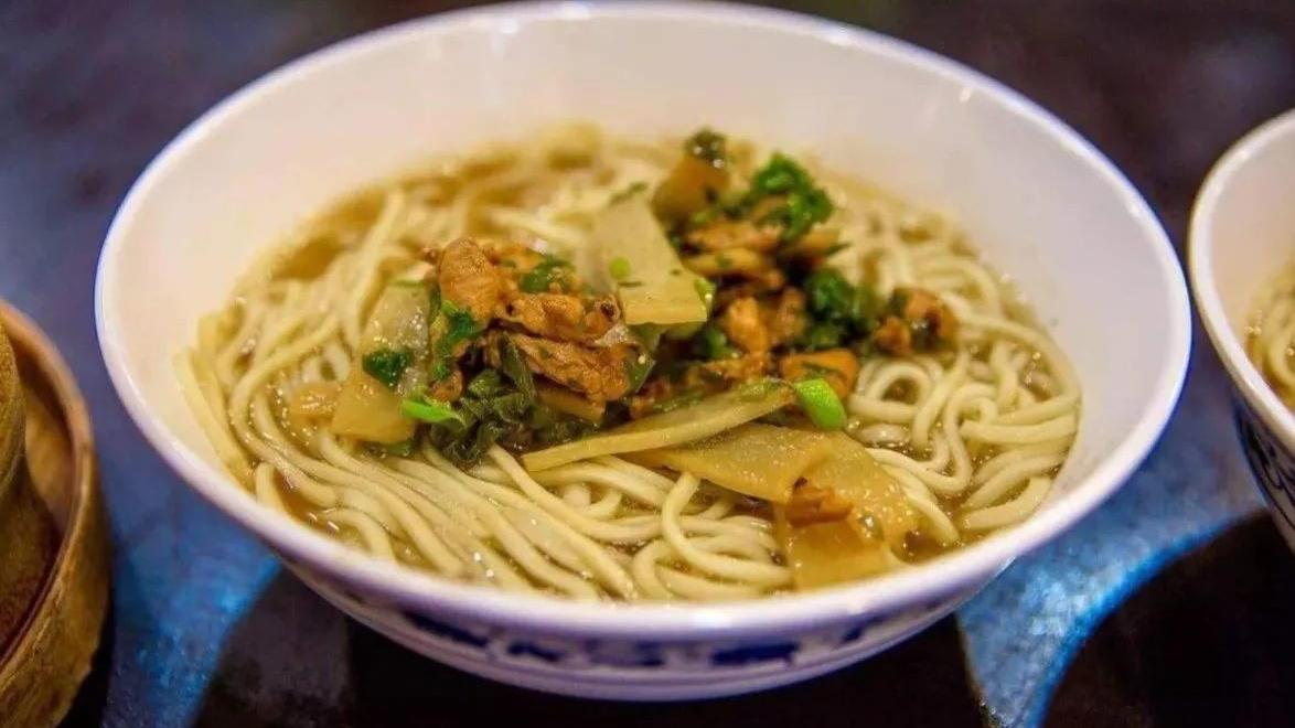 面条|一白一青，一鲜一酸—杭州片儿川，面条劲道，汤汁酸爽。