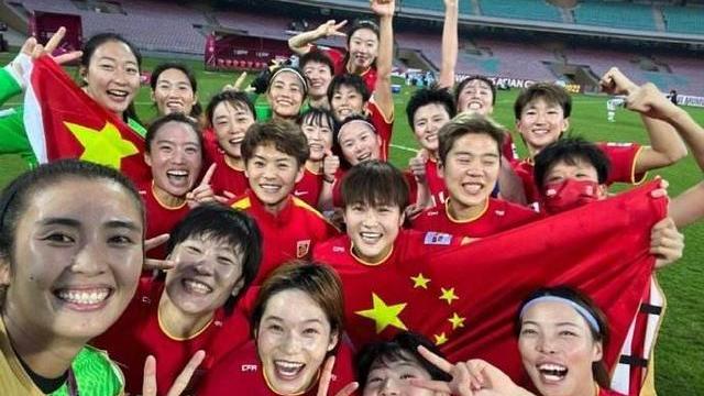 男足|黄健翔洒泪！男足成最惨背景板！江湖又现神段子笑死人……