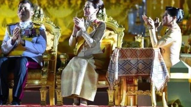 诗妮娜|37岁诗妮娜成功翻身，巨型复出海报高悬广场，王后结婚照被撤下