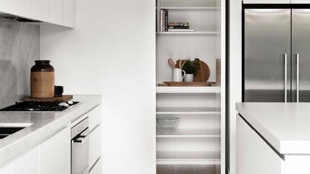 越来越多人厨房柜子不打到底，留1㎡做储藏室，归纳整齐又省心！