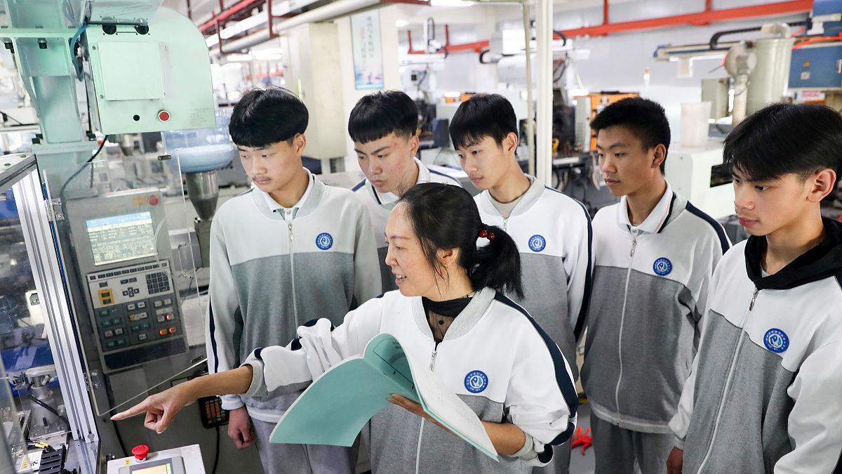30岁小学男教师 到手工资3500，不够养家糊口怎么办？