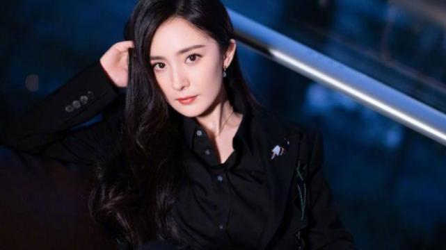 杨幂|“黑蜘蛛”的全套西服，杨幂女神大秀制服魅力，网友：太有范！