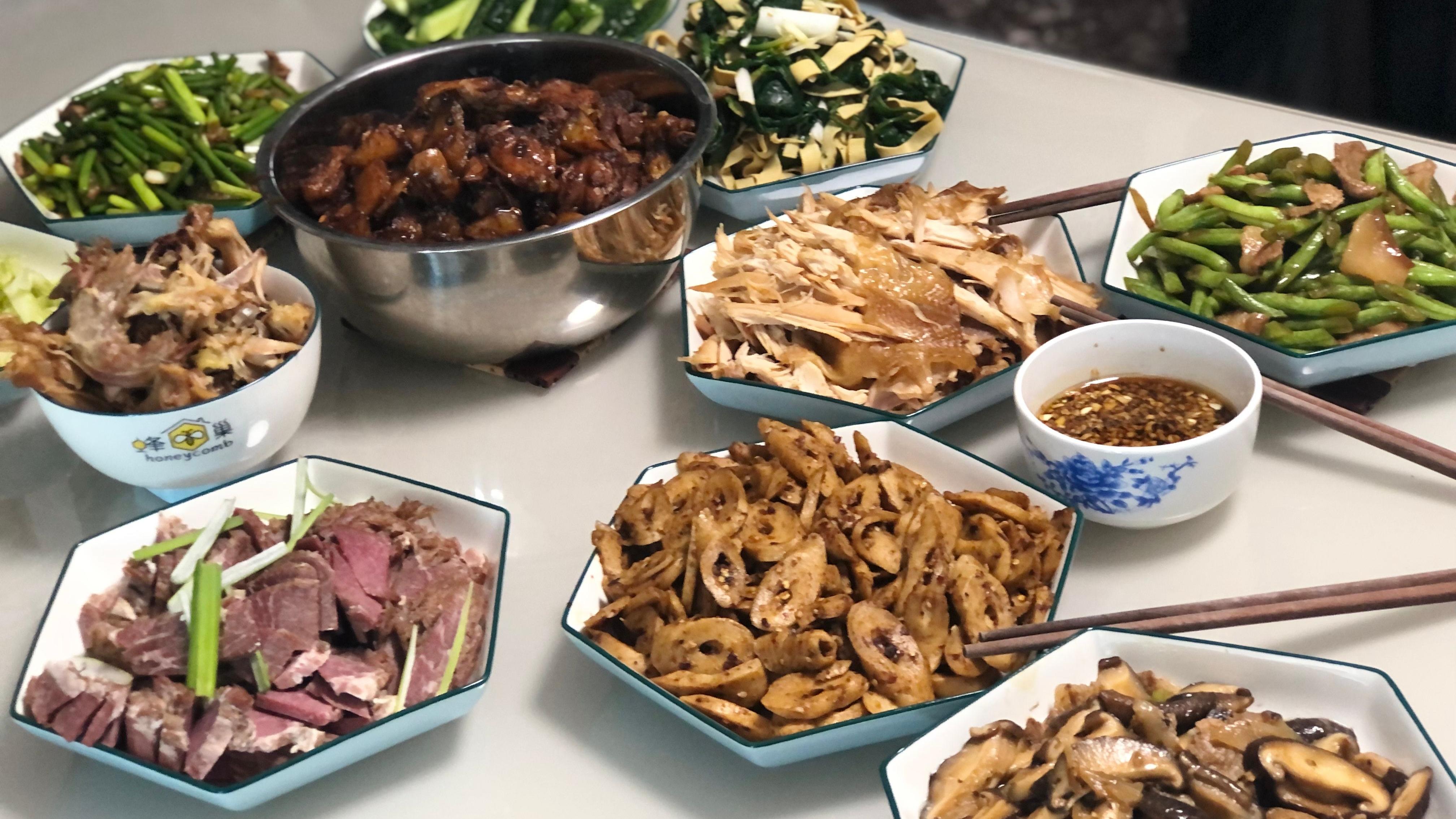 牛肉|大学同学来家里拜年，媳妇准备了6荤4素10个菜，吃到最后却尴尬了