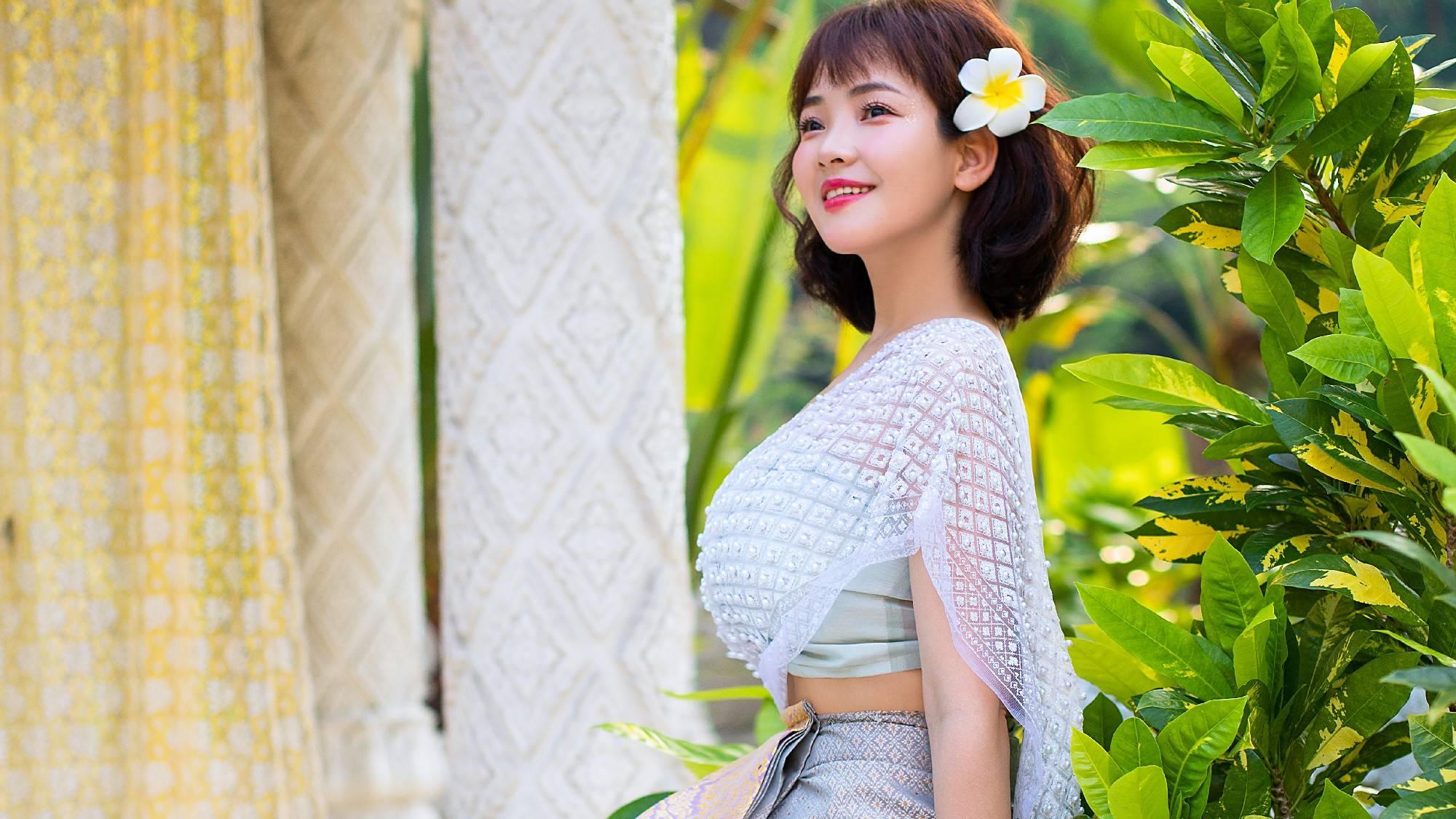 斯琴高丽|斯琴高丽春日浪漫写真曝光，穿越丛林化身傣家姑娘