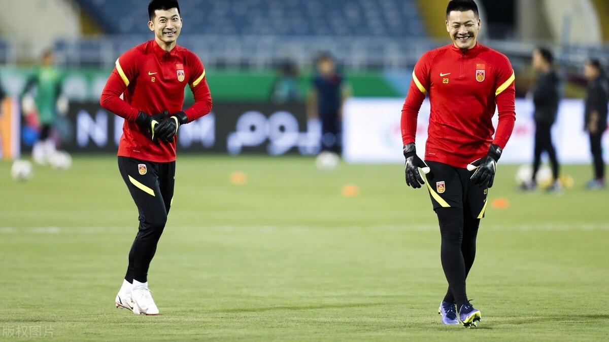 国足|国足1-3越南，颜骏凌该负首责！李霄鹏不敢动他？王大雷该上位了