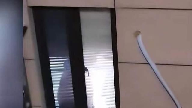 江苏女子洗澡发现自己可能被直播看光，原因是卫生间用的百叶窗