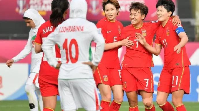 中国女足|凌晨3点! 资深媒体人做出争议表态: 中国女足遭质疑，球迷骂声一片