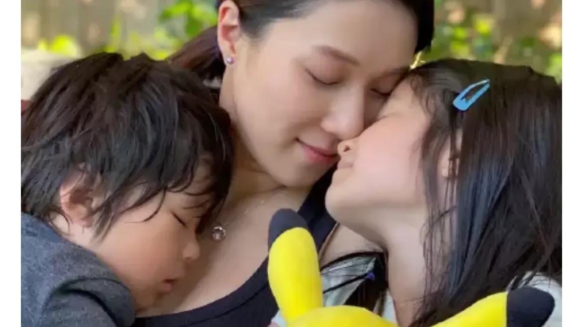 钟嘉欣|钟嘉欣晒母子仨温馨同框照，5岁女儿模样像妈妈，3岁儿子越来越帅