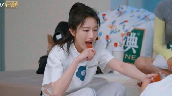 张俪|张俪、王紫璇互相不嫌弃，美女形象碎一地，胡杏儿、齐溪吃瓜看戏