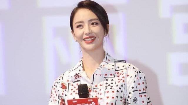 佟丽娅|佟丽娅和妈妈罕见合照，穿黑色衬衫五官精致，母女俩气质都很优雅