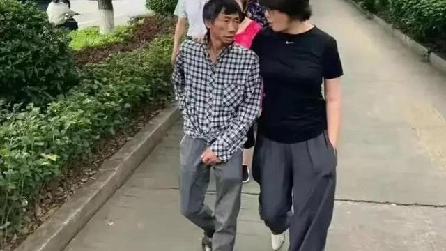 发型 49岁袁立胖到认不出！穿着随性在街上和大叔勾肩搭背，发型凌乱